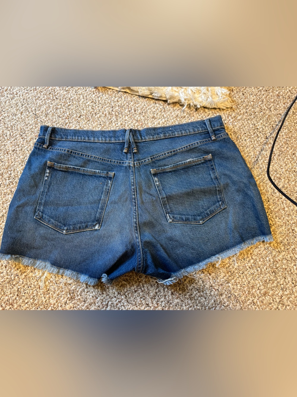 Good American Good 90s Denim Shorts - Picture 3 of 3